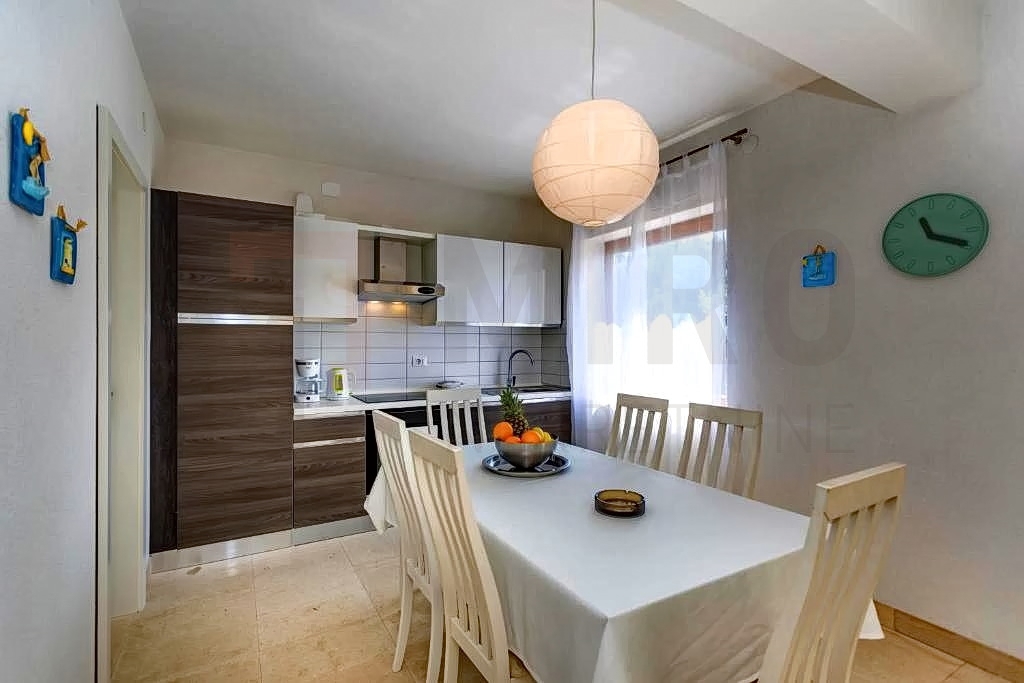 Mesto Krk, trisobni apartma, 1. red do morja, PRODAJA!