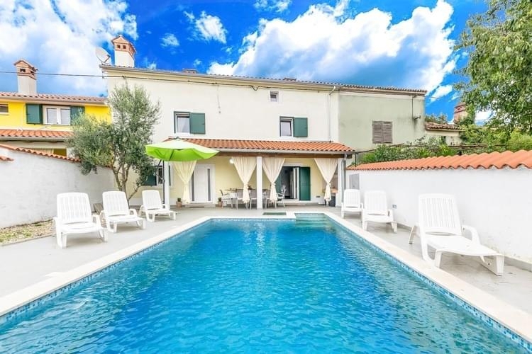 Škatari, Pula, 210m2