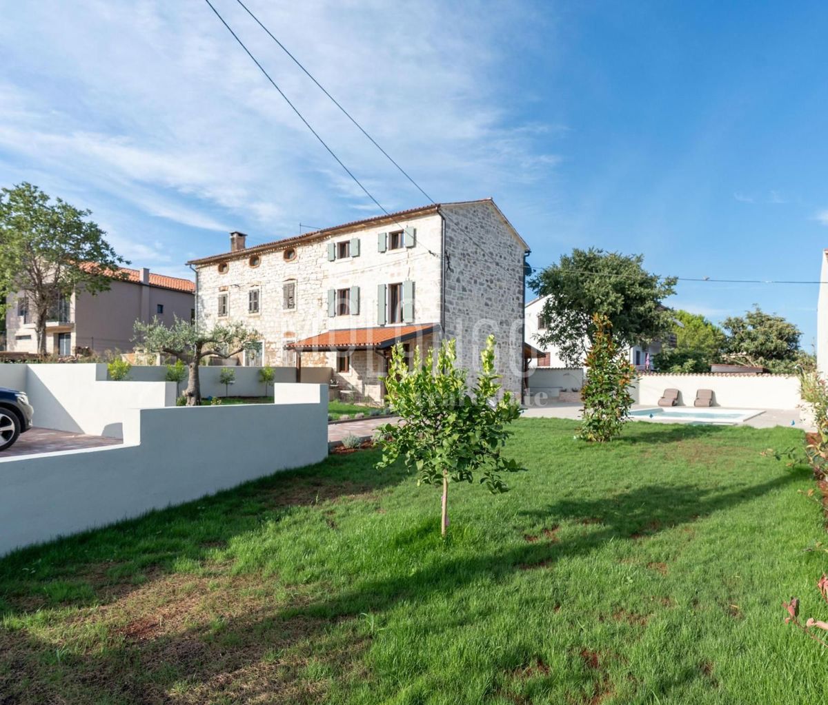 ISTRA, okolica POREČA – Dizajnerska kamnita hiša z bazenom in pogledom na morje