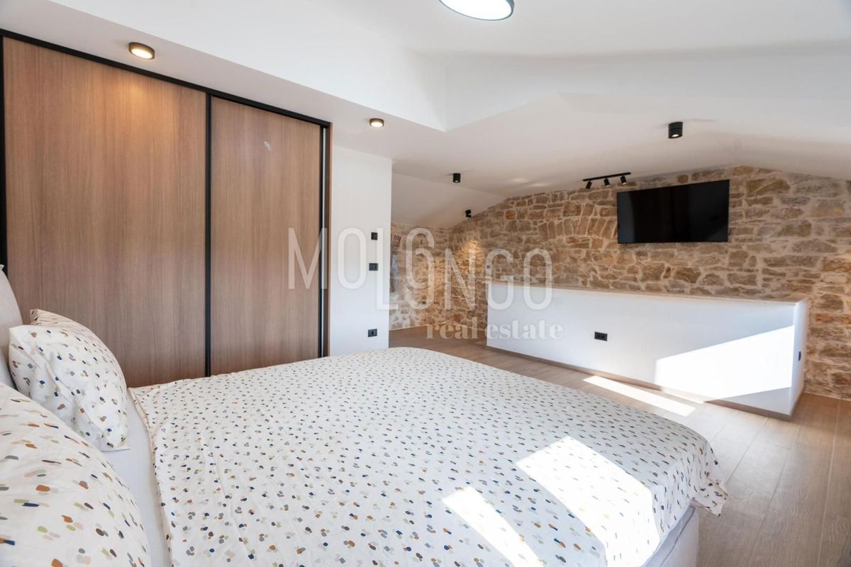 ISTRA, okolica POREČA – Dizajnerska kamnita hiša z bazenom in pogledom na morje