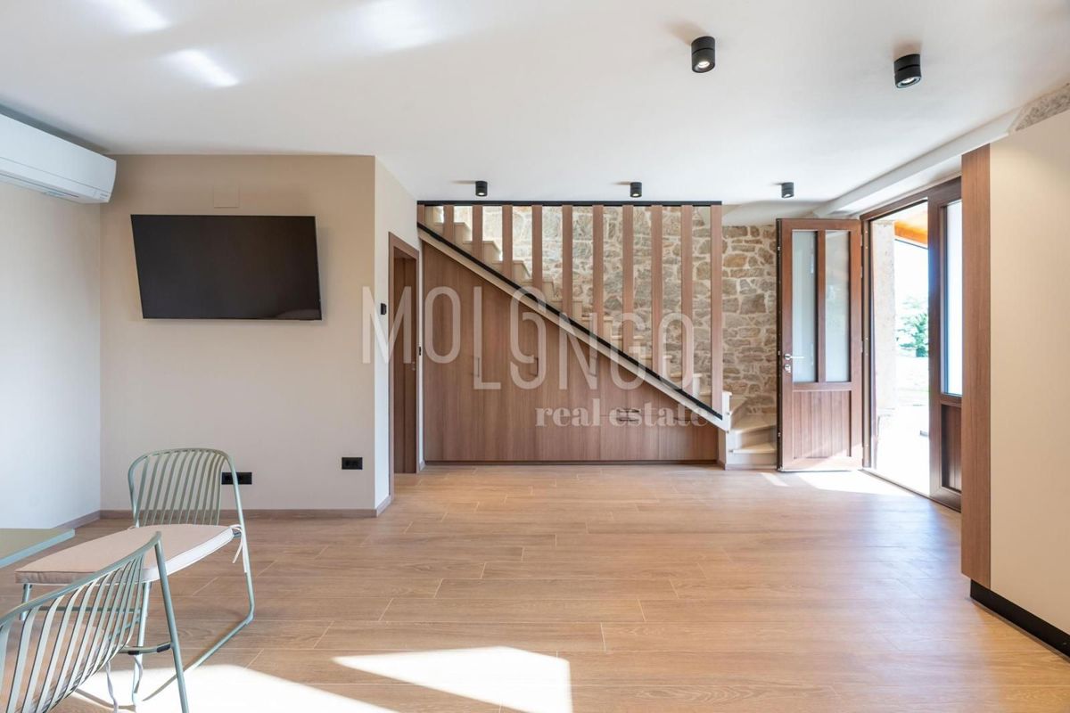 ISTRA, okolica POREČA – Dizajnerska kamnita hiša z bazenom in pogledom na morje