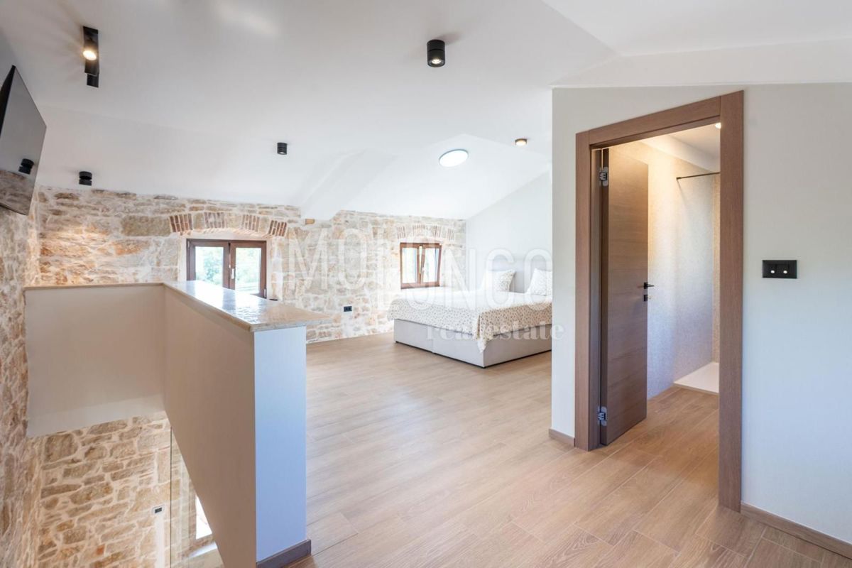 ISTRA, okolica POREČA – Dizajnerska kamnita hiša z bazenom in pogledom na morje