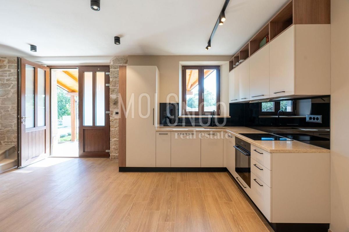 ISTRA, okolica POREČA – Dizajnerska kamnita hiša z bazenom in pogledom na morje