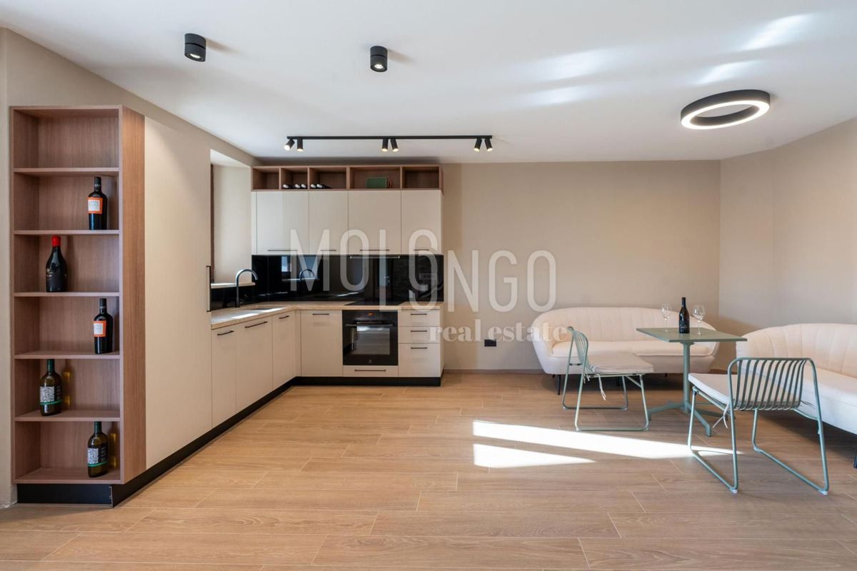 ISTRA, okolica POREČA – Dizajnerska kamnita hiša z bazenom in pogledom na morje