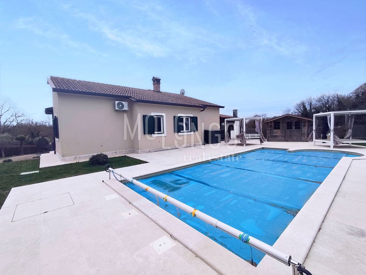 ISTRA, KRINGA- samostojeća kuća s bazenom na 2000 m² okućnice