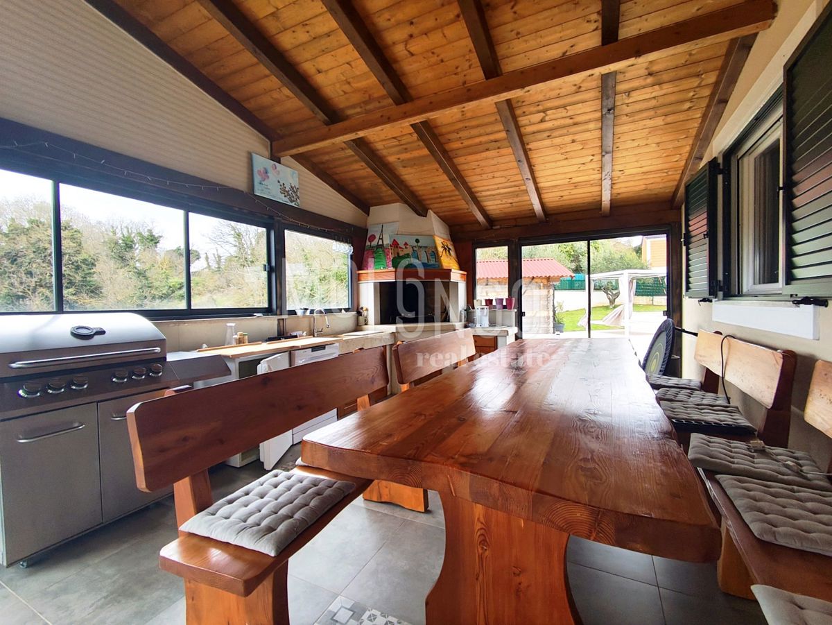 ISTRA, KRINGA- samostojeća kuća s bazenom na 2000 m² okućnice