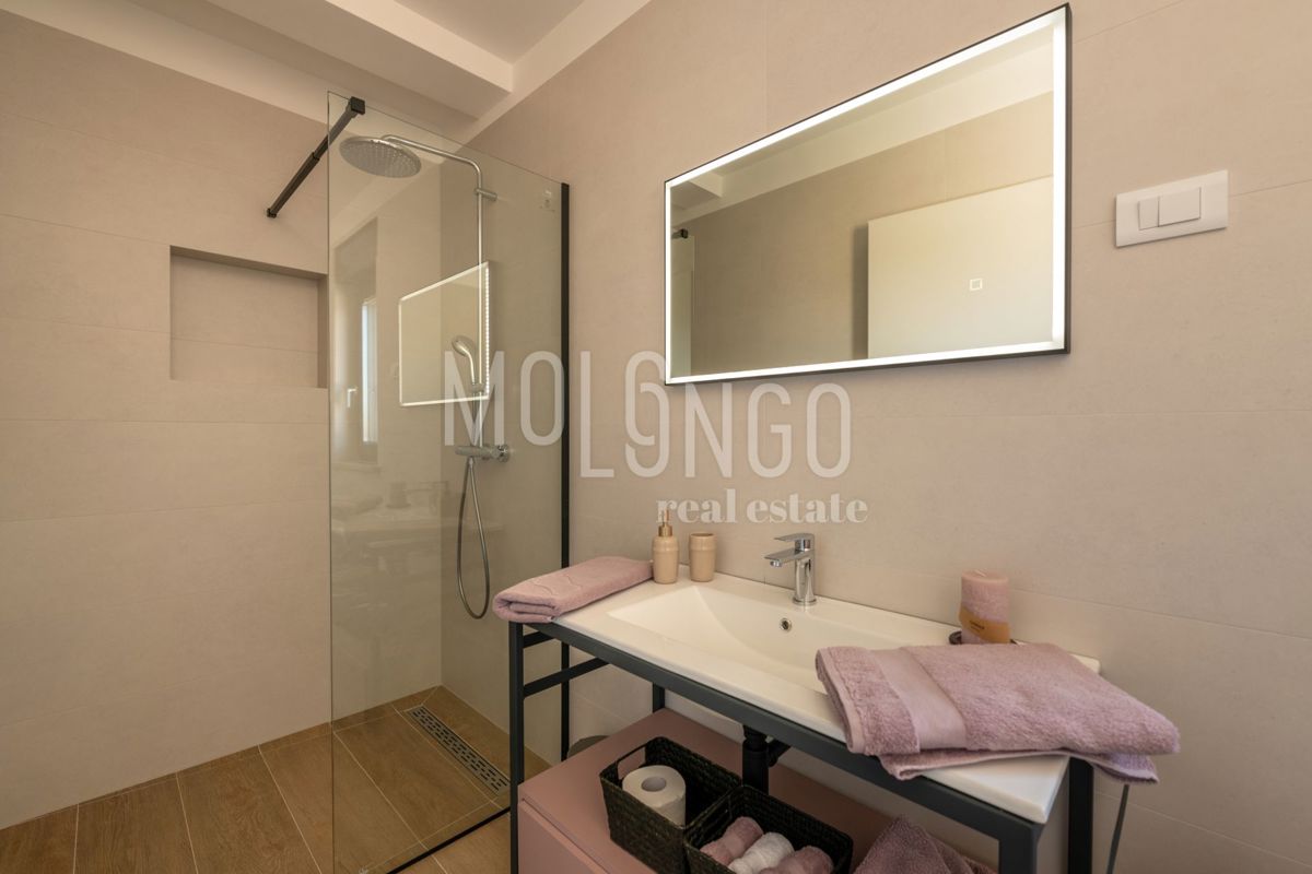 ISTRA – Moderna villa s bazenom i pogledom na more!