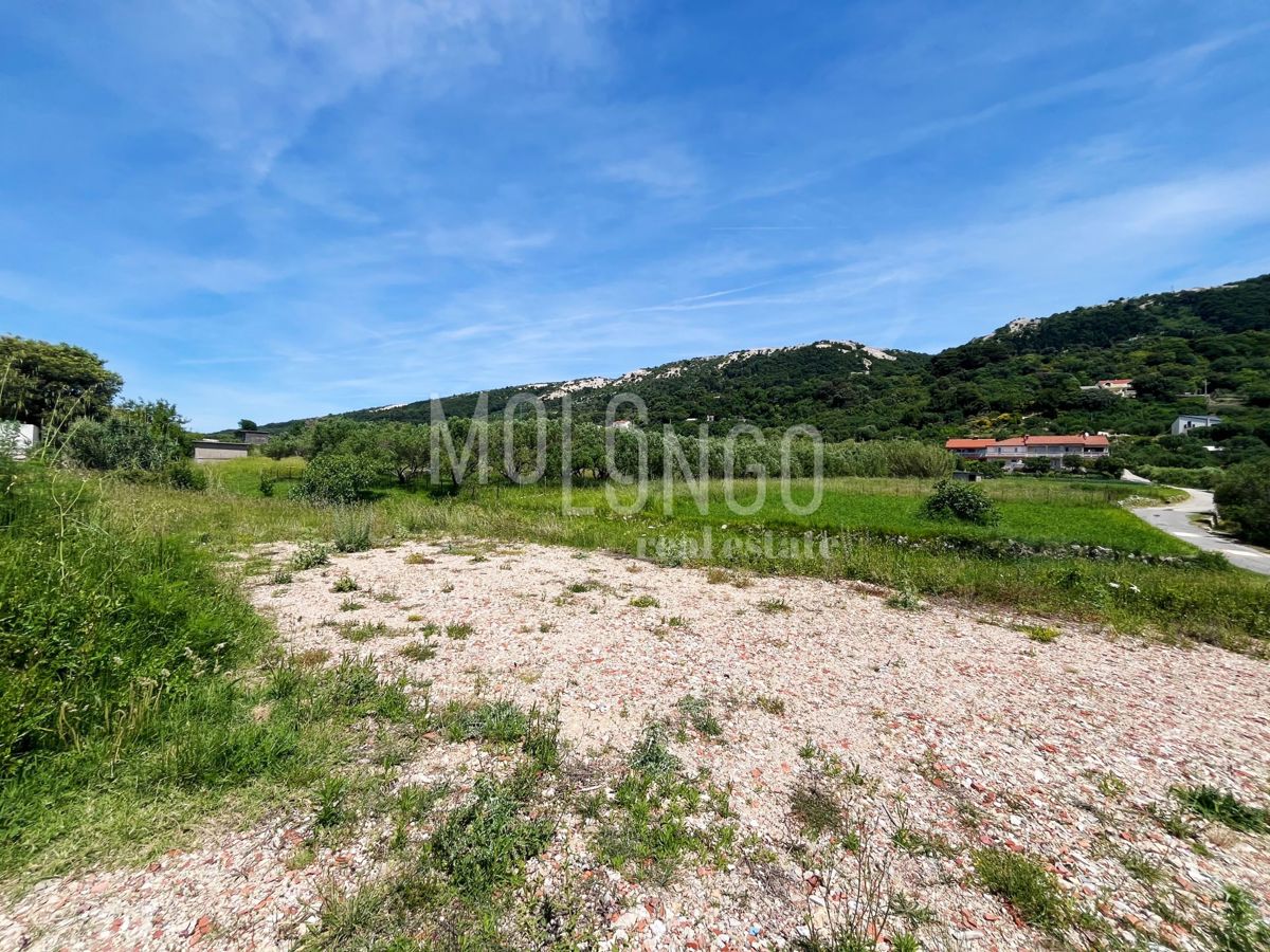 Zemljišče Mundanije, Rab, 1.700m2