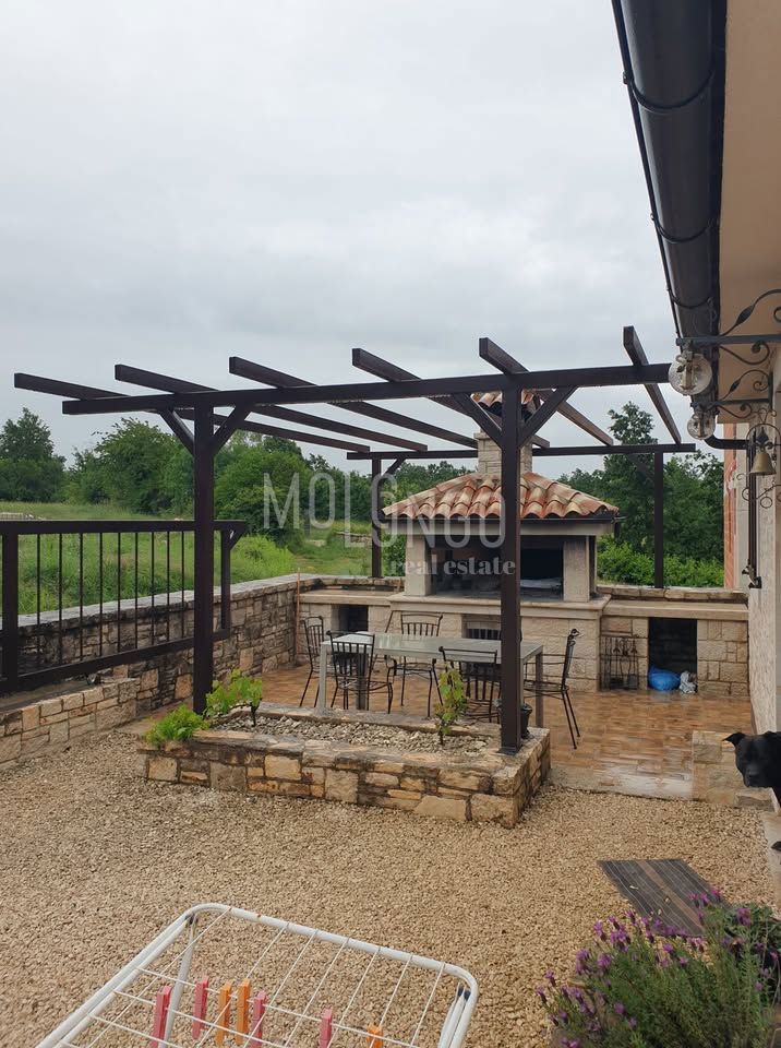 ISTRA, BARBAN – Odlična priložnost: hiša, stanovanja v fazi gradnje in kmetijsko zemljišče v naravni okolici.