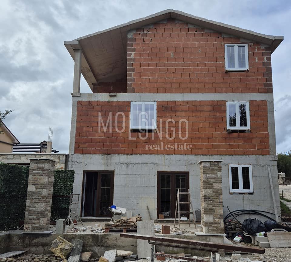 ISTRA, BARBAN – Odlična priložnost: hiša, stanovanja v fazi gradnje in kmetijsko zemljišče v naravni okolici.