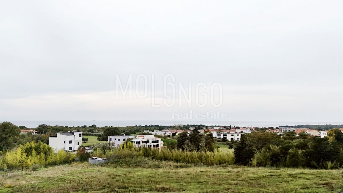 ISTRA, POREČ  - Špadići, zemljište s dozvolom za obiteljsku kuću.