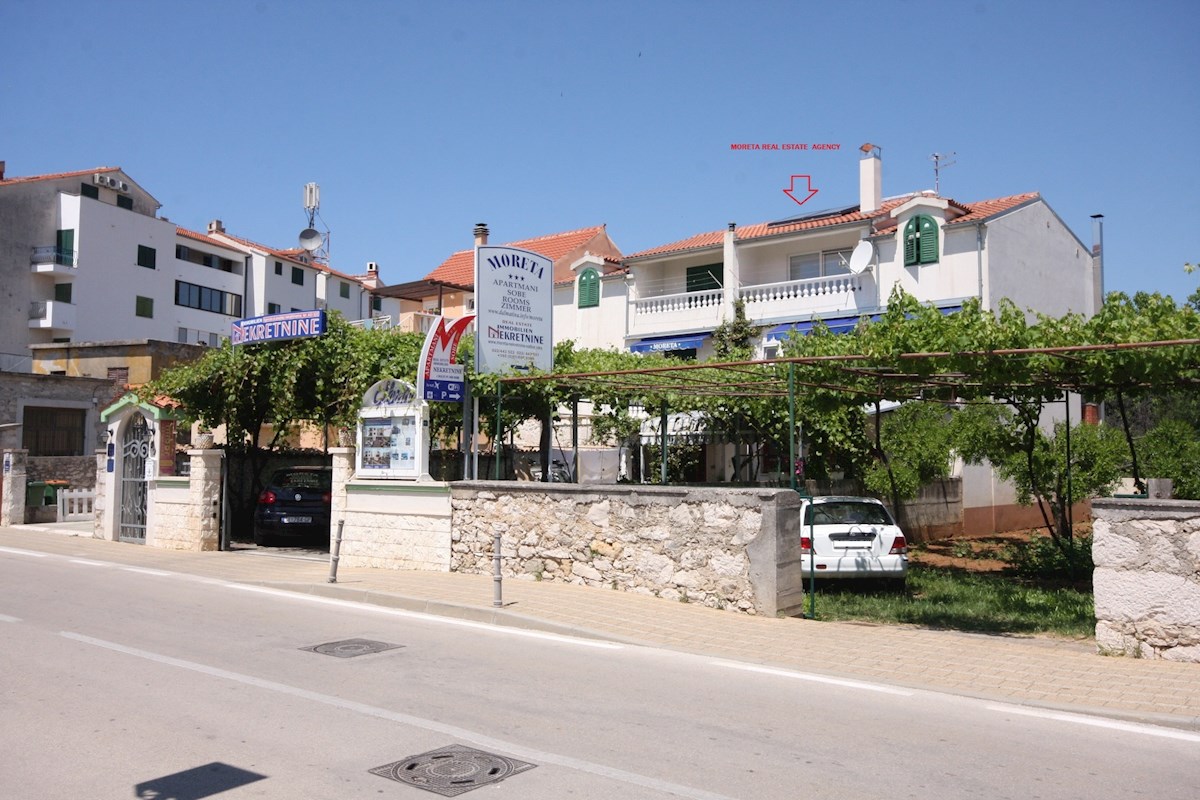 Vodice, lepa hiša s štirimi apartmaji