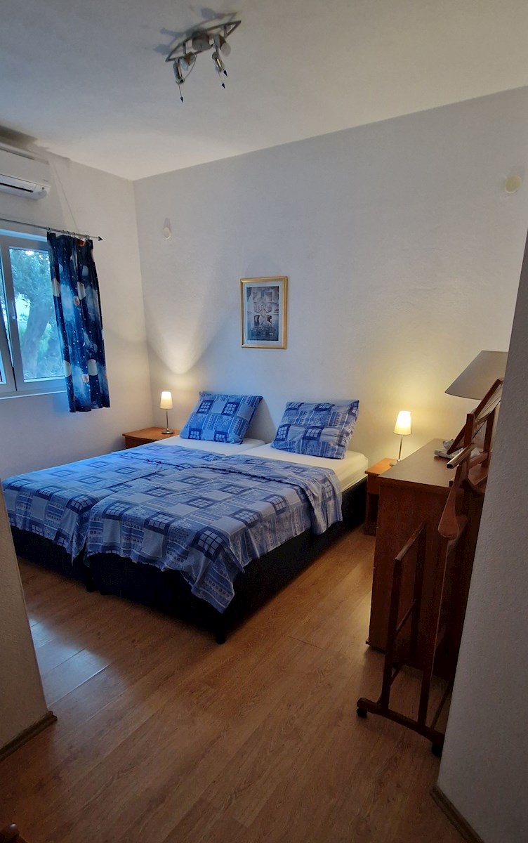 Vodice, lepa hiša s štirimi apartmaji