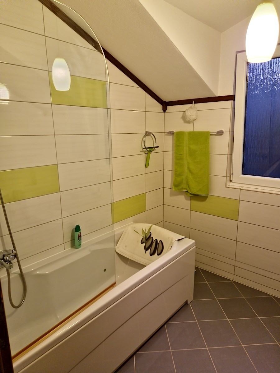 Vodice, lepa hiša s štirimi apartmaji