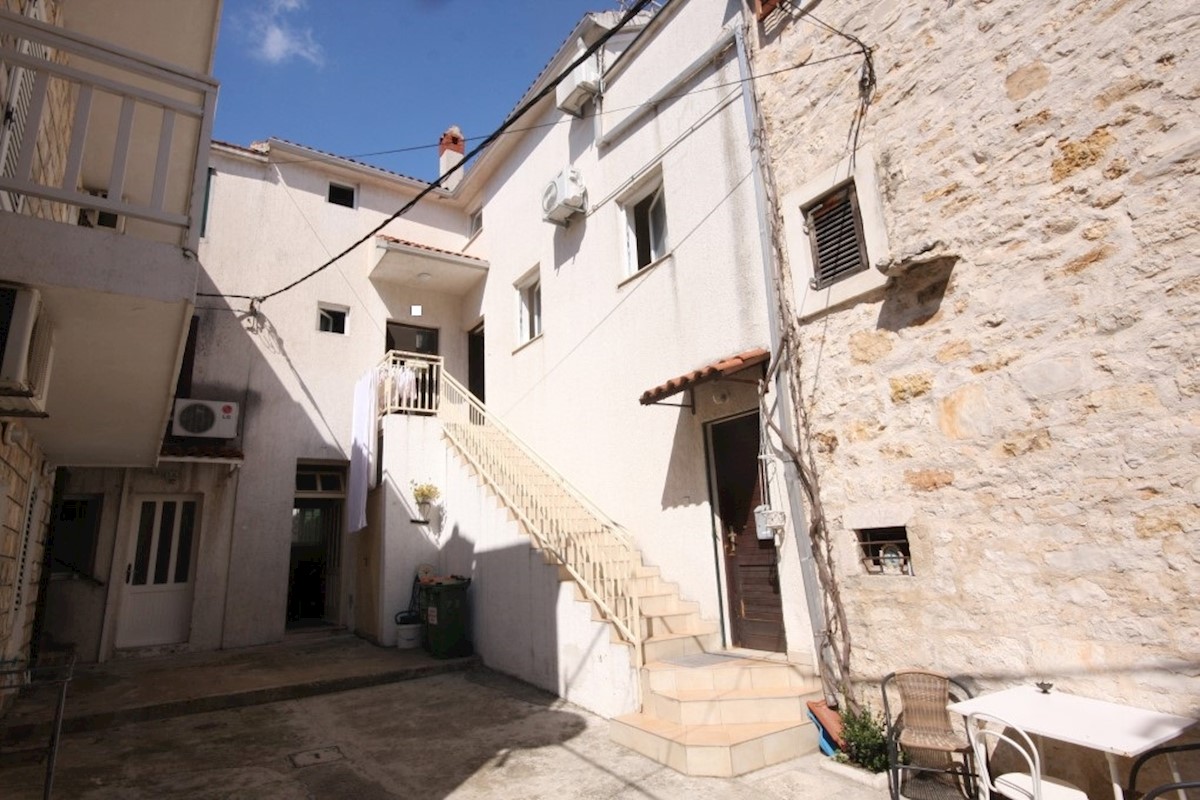 Vodice, vrstna hiša v centru mesta