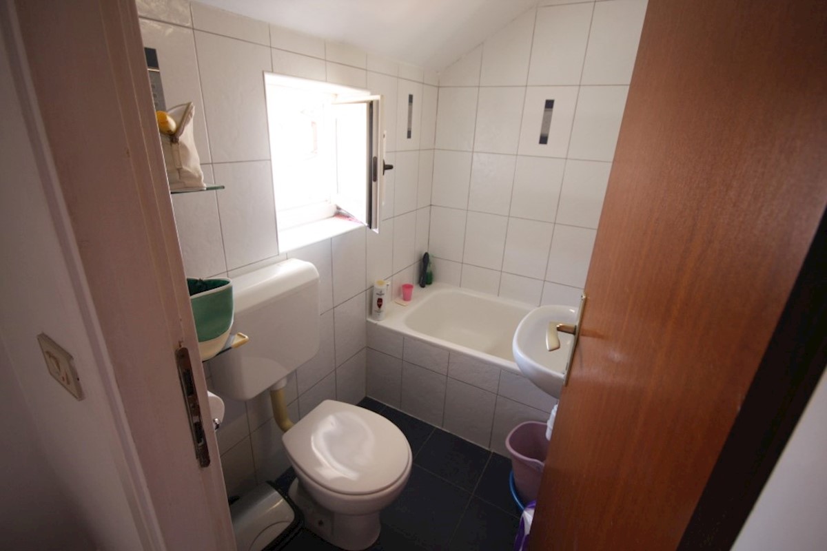 Vodice, vrstna hiša v centru mesta