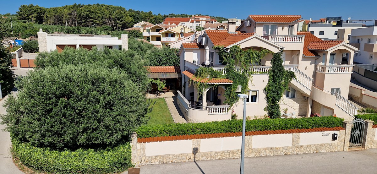 Vodice, lepa hiša s štirimi apartmaji