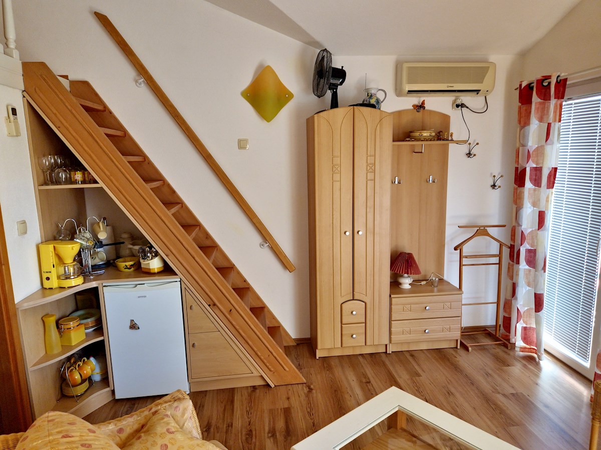 Vodice, lepa hiša s štirimi apartmaji