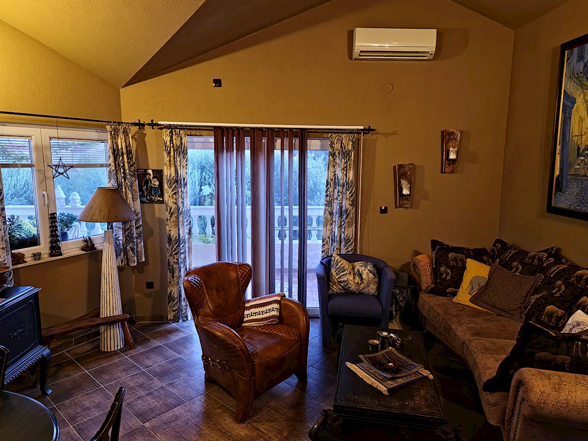 Vodice, lepa hiša s štirimi apartmaji
