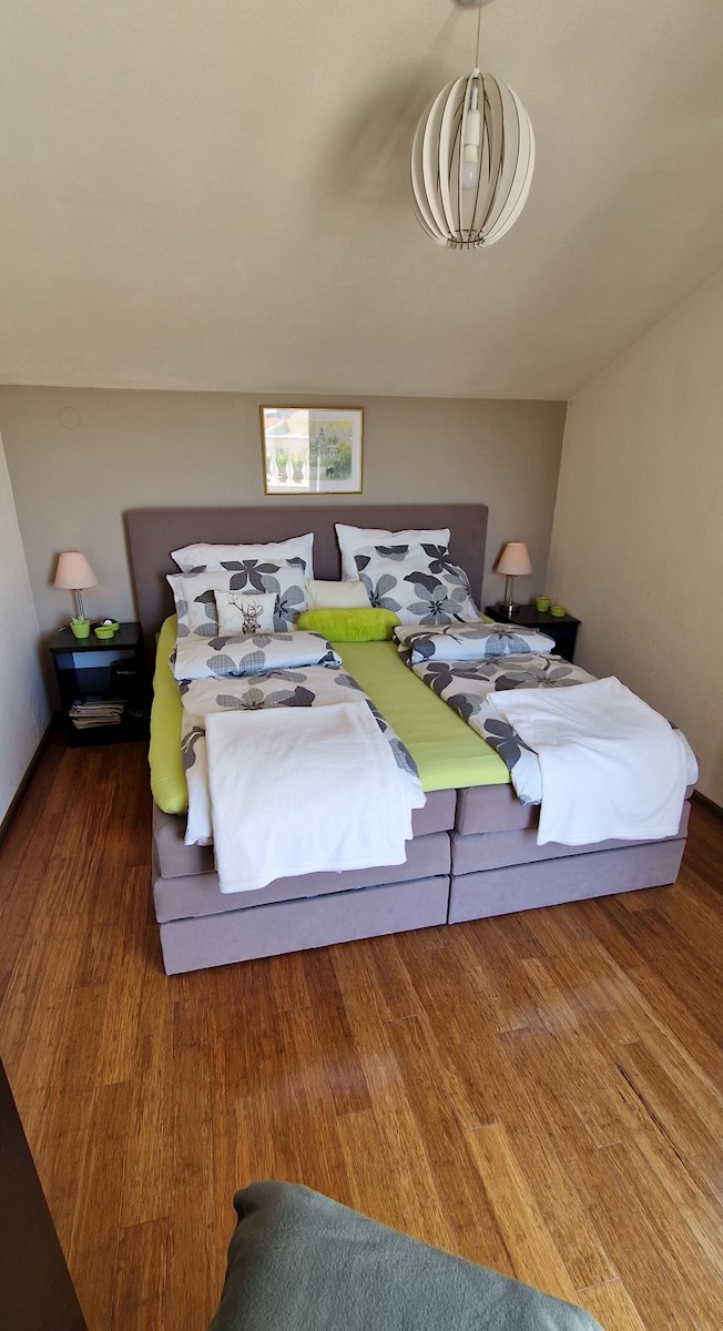 Vodice, lepa hiša s štirimi apartmaji