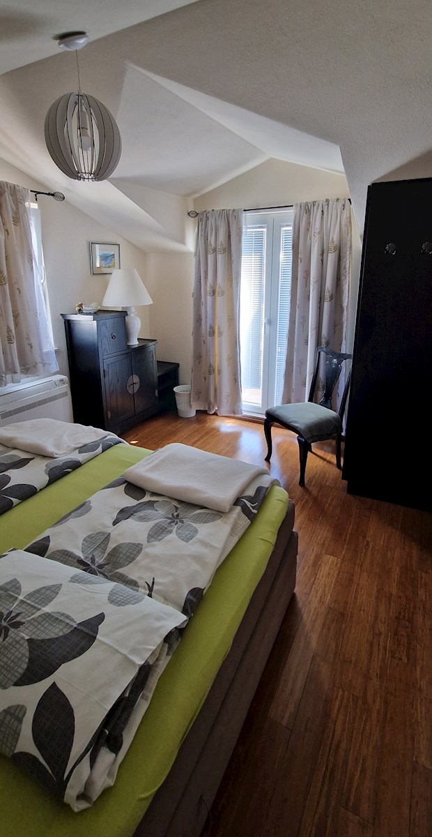 Vodice, lepa hiša s štirimi apartmaji