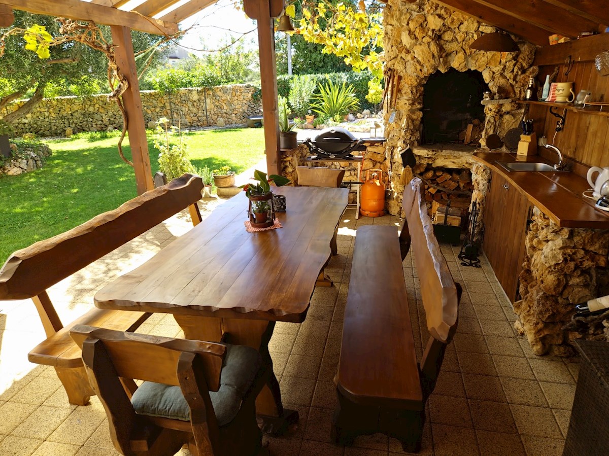 Vodice, lepa hiša s štirimi apartmaji