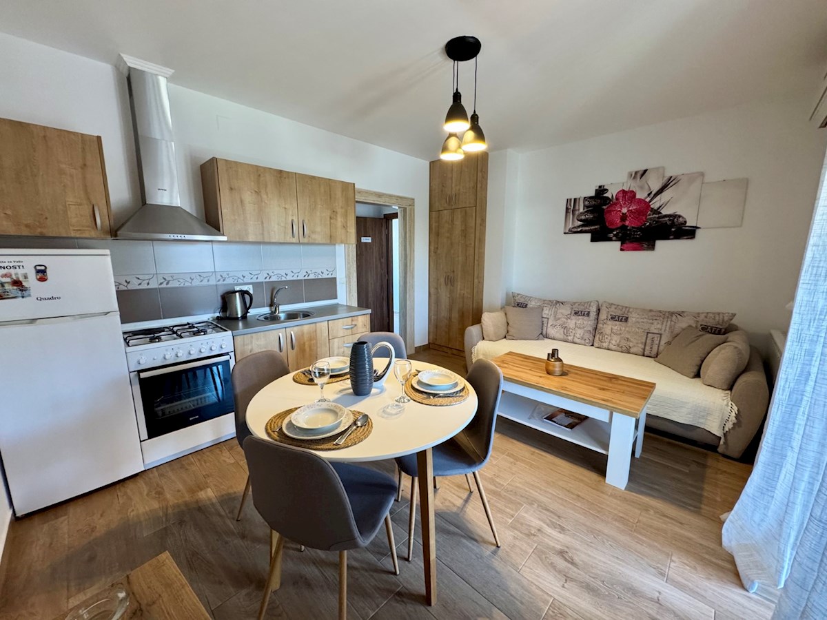 Vodice, lepa hiša s tremi apartmaji