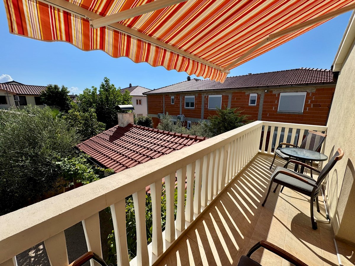 Vodice, lepa hiša s tremi apartmaji