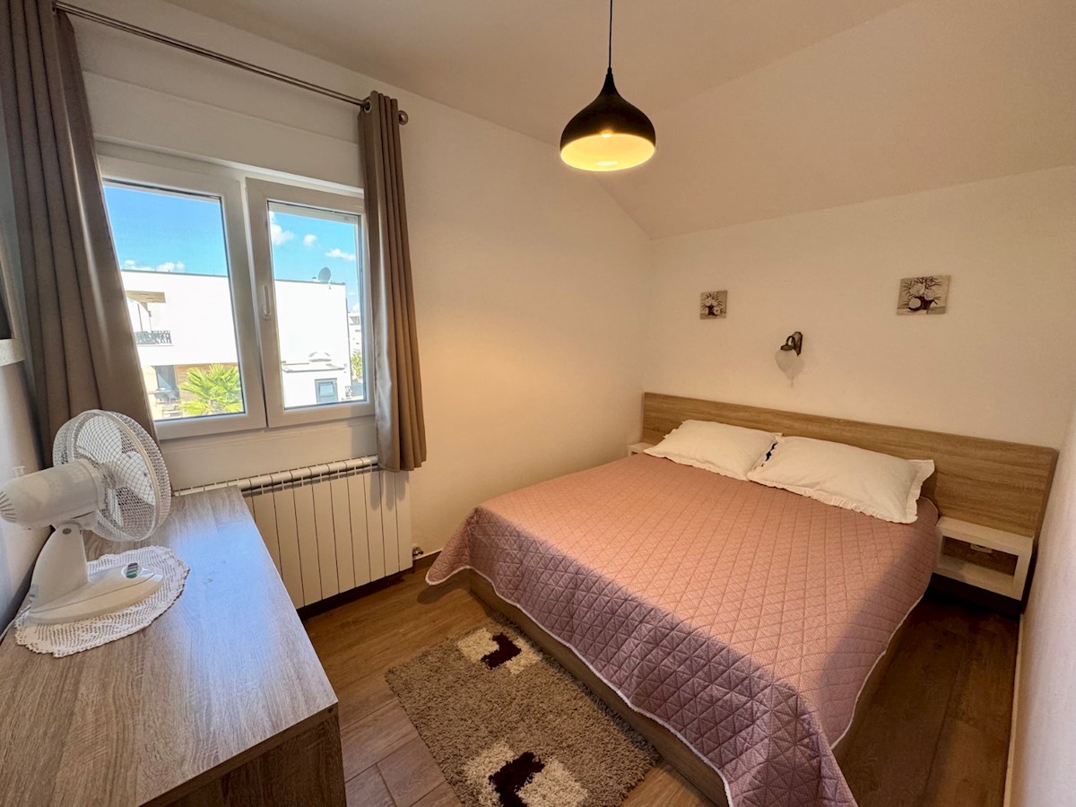 Vodice, lepa hiša s tremi apartmaji