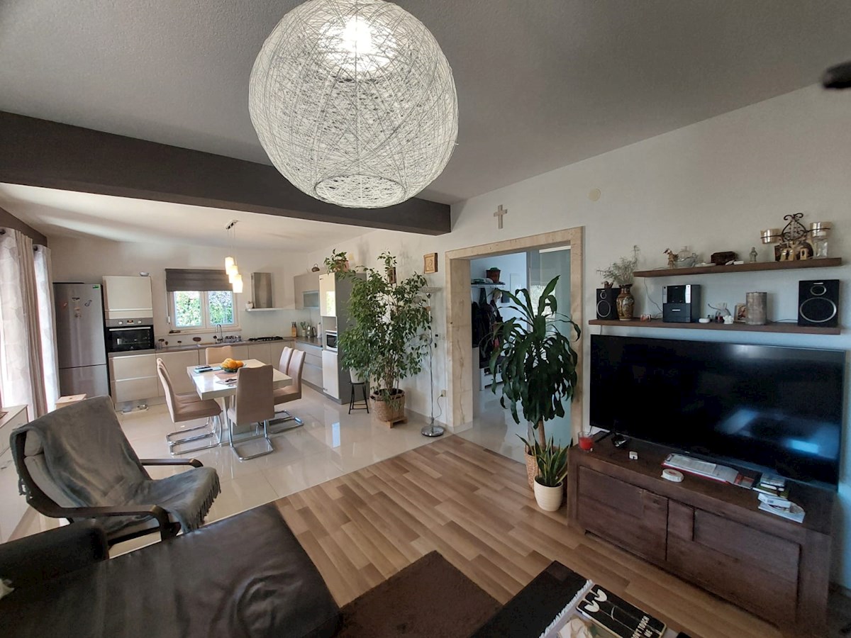 Vodice, lepa hiša s tremi apartmaji