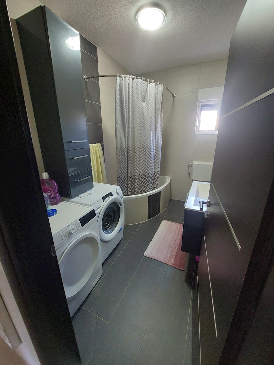 Vodice, lepa hiša s tremi apartmaji