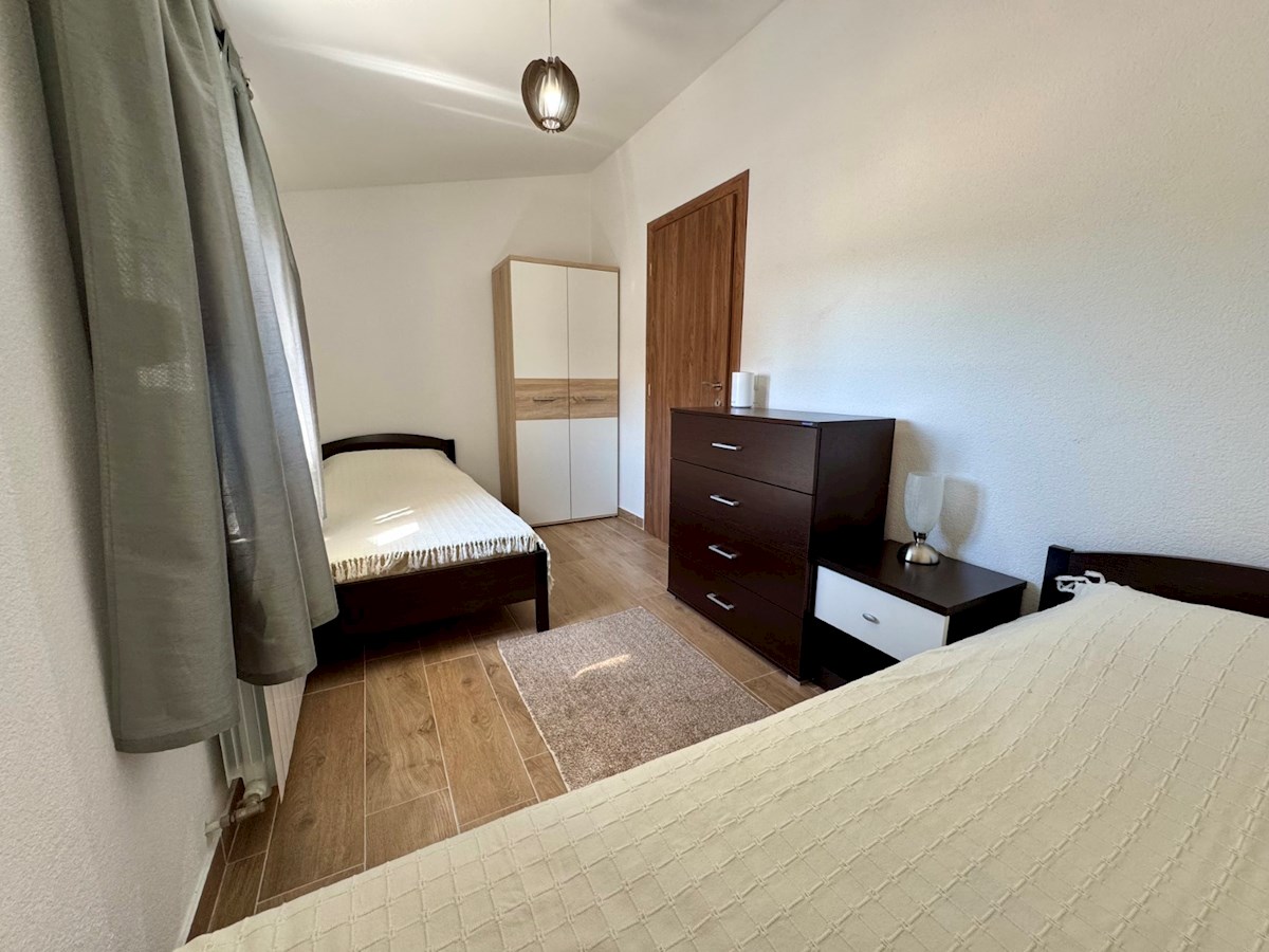 Vodice, lepa hiša s tremi apartmaji