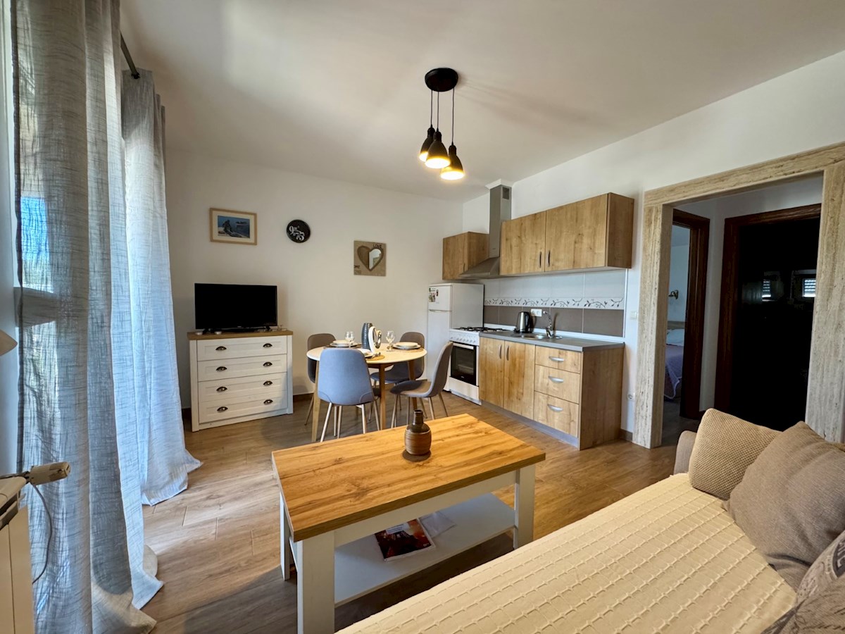 Vodice, lepa hiša s tremi apartmaji