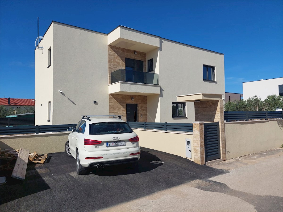 Vodice, čudovita novogradnja z bazenom