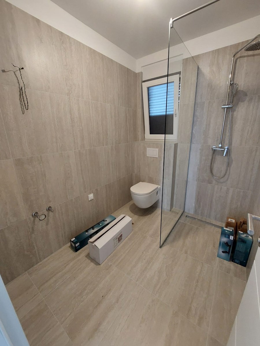 Vodice, čudovita novogradnja z bazenom