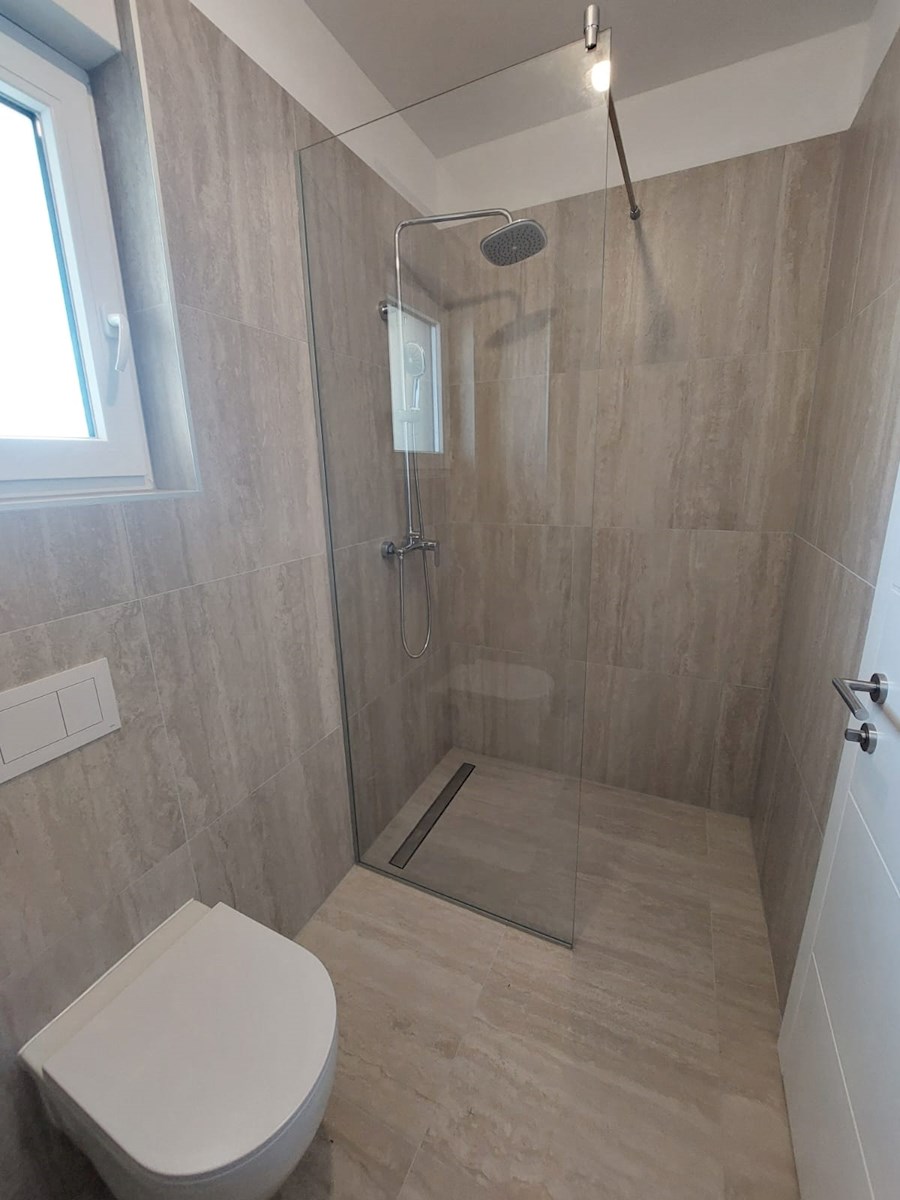 Vodice, čudovita novogradnja z bazenom