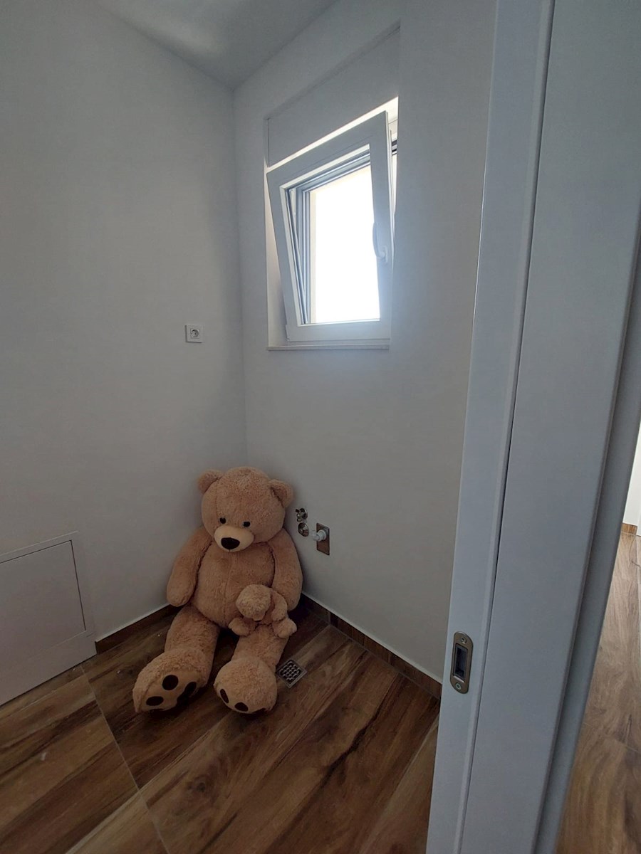 Vodice, čudovita novogradnja z bazenom