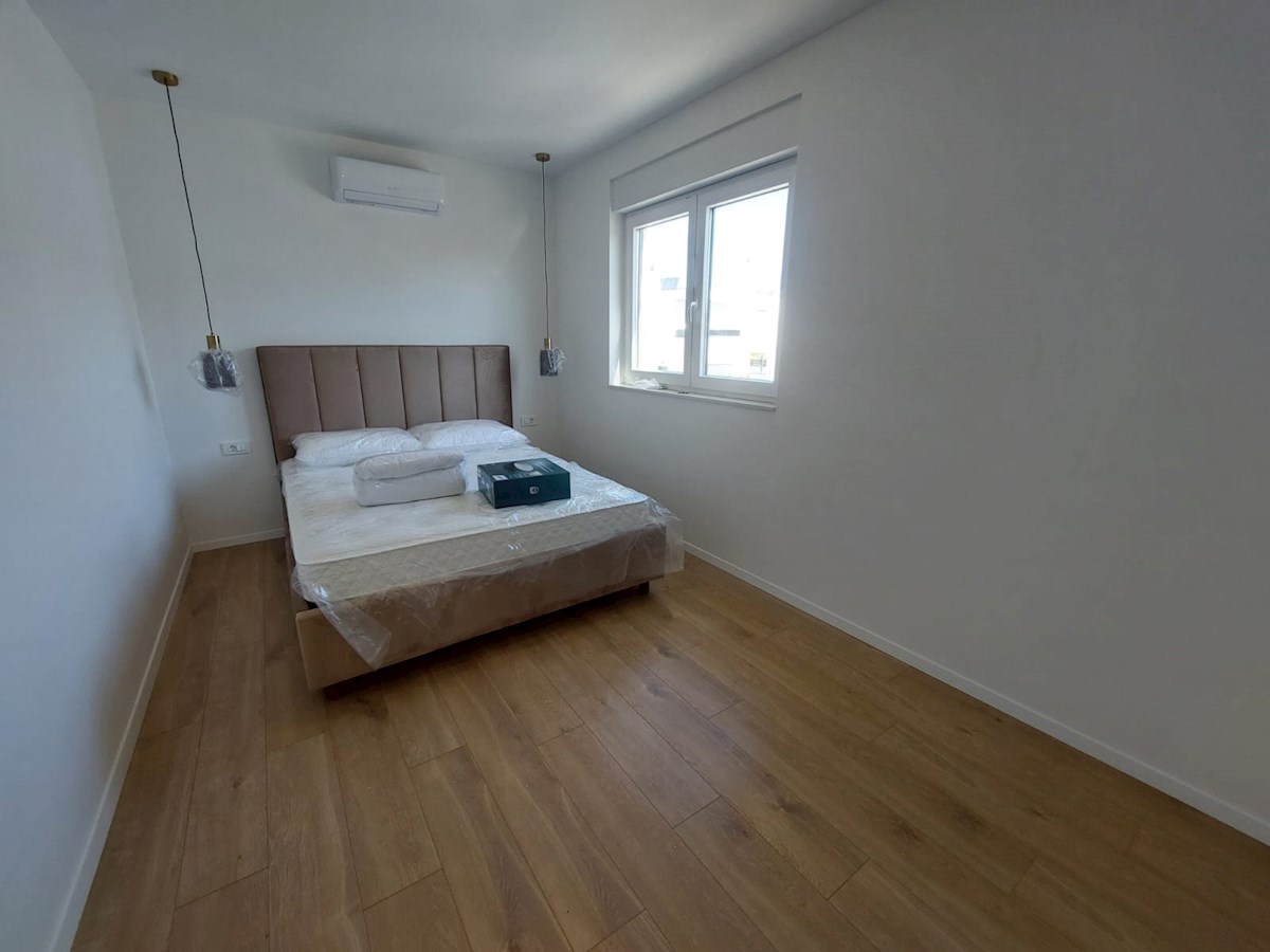 Vodice, čudovita novogradnja z bazenom