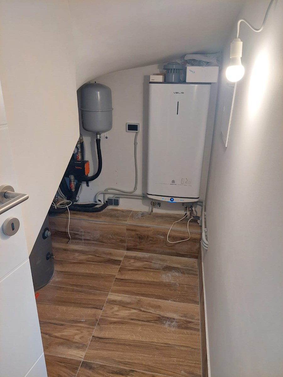 Vodice, čudovita novogradnja z bazenom