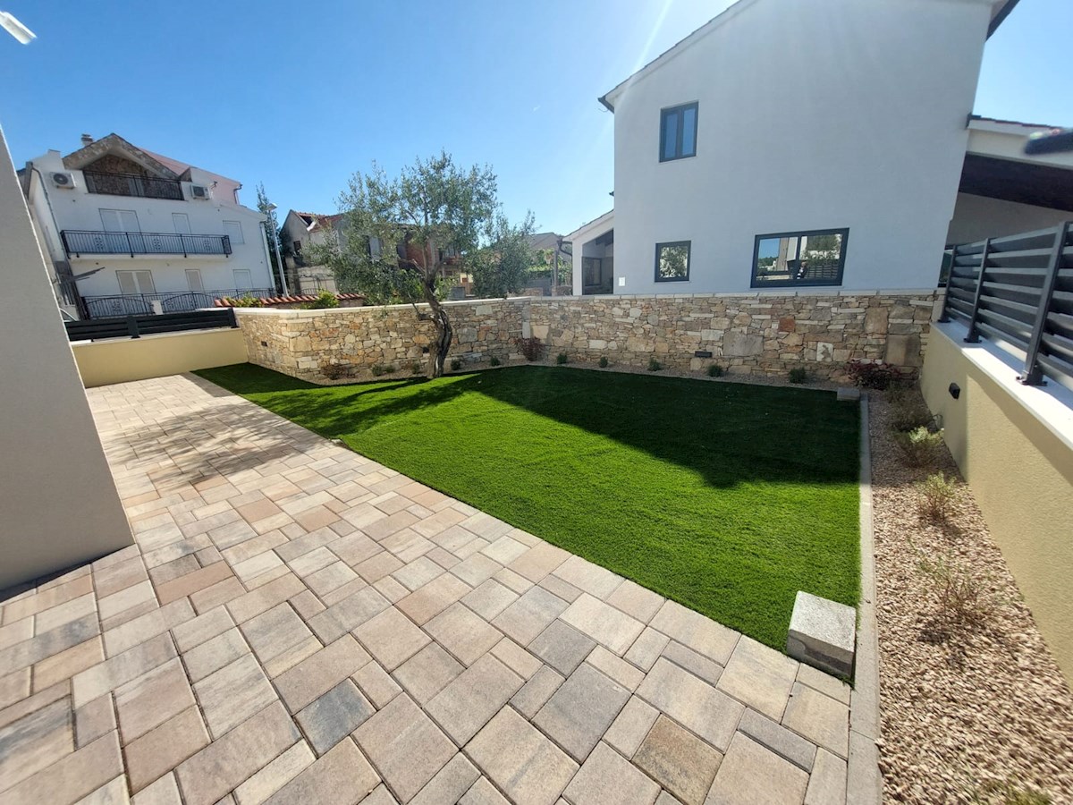 Vodice, čudovita novogradnja z bazenom