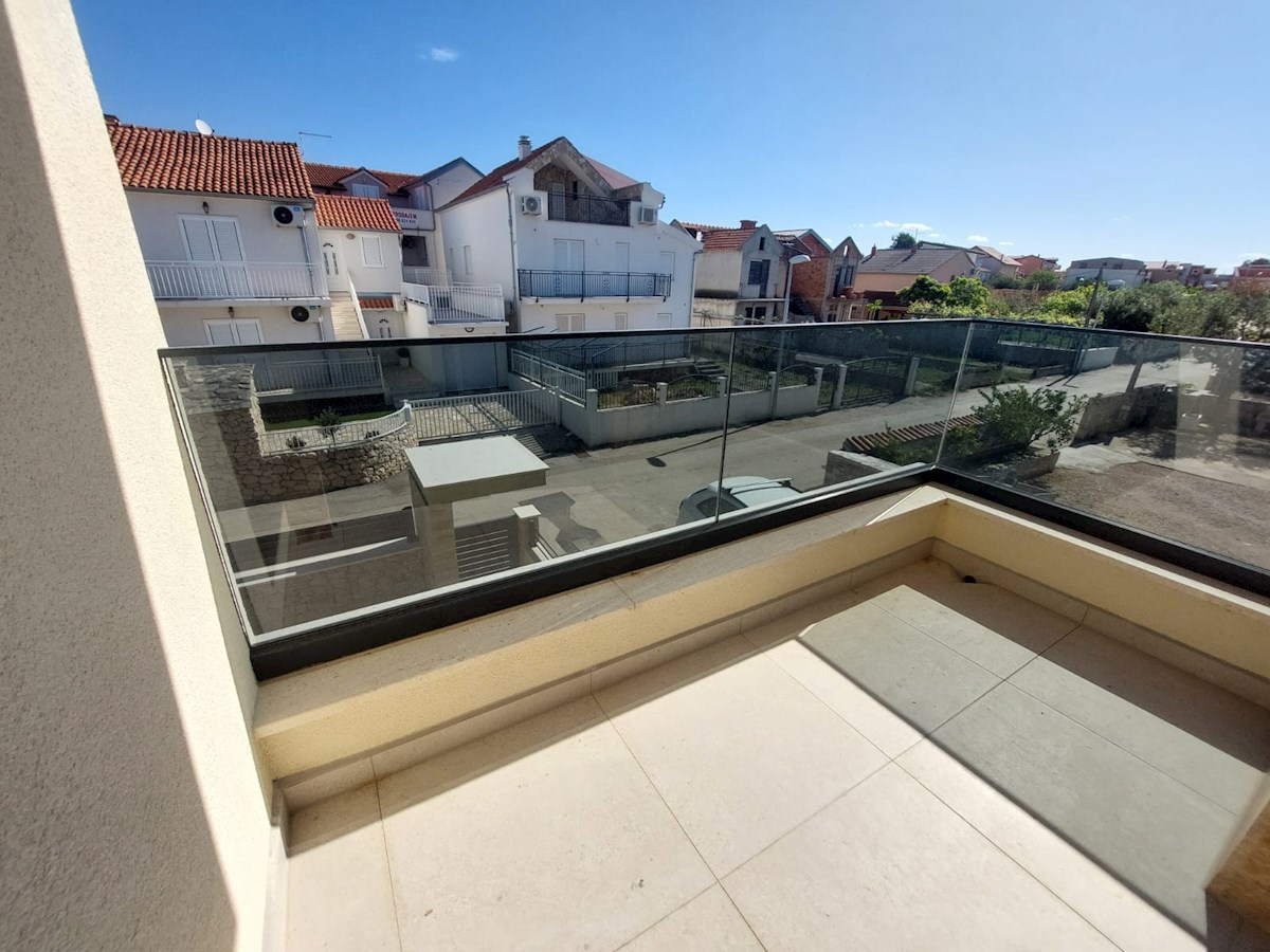 Vodice, čudovita novogradnja z bazenom