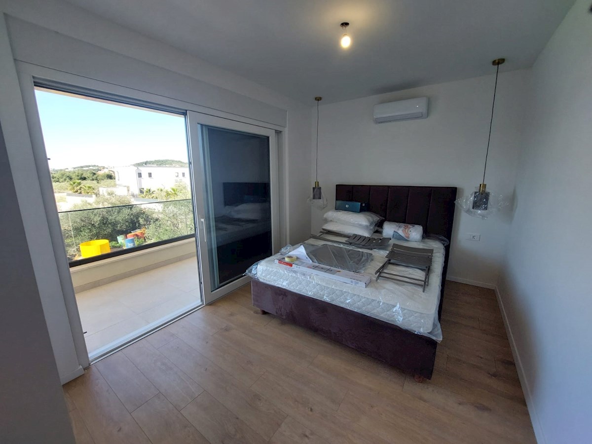Vodice, čudovita novogradnja z bazenom