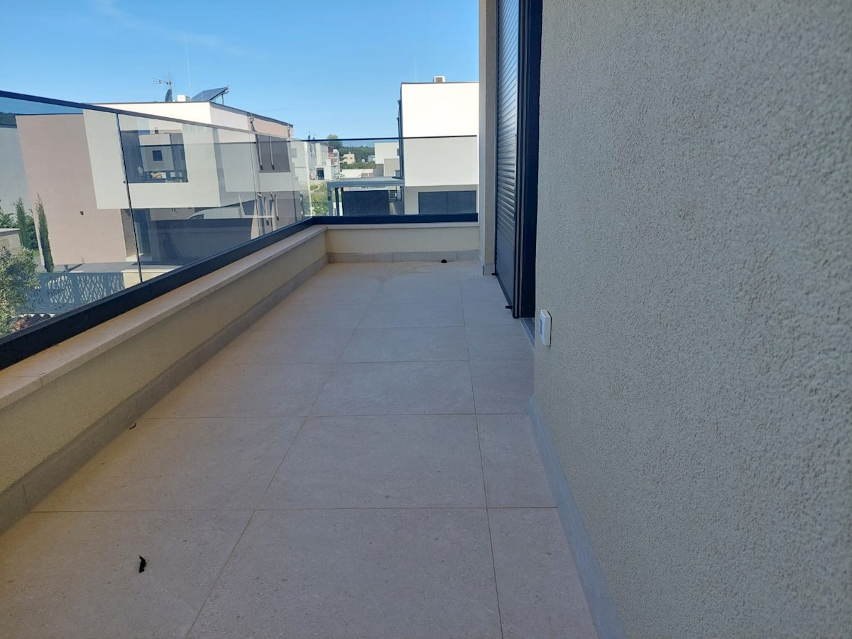 Vodice, čudovita novogradnja z bazenom