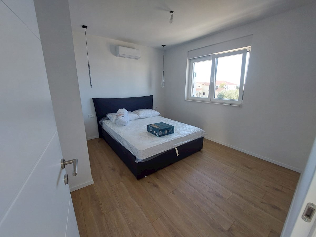 Vodice, čudovita novogradnja z bazenom
