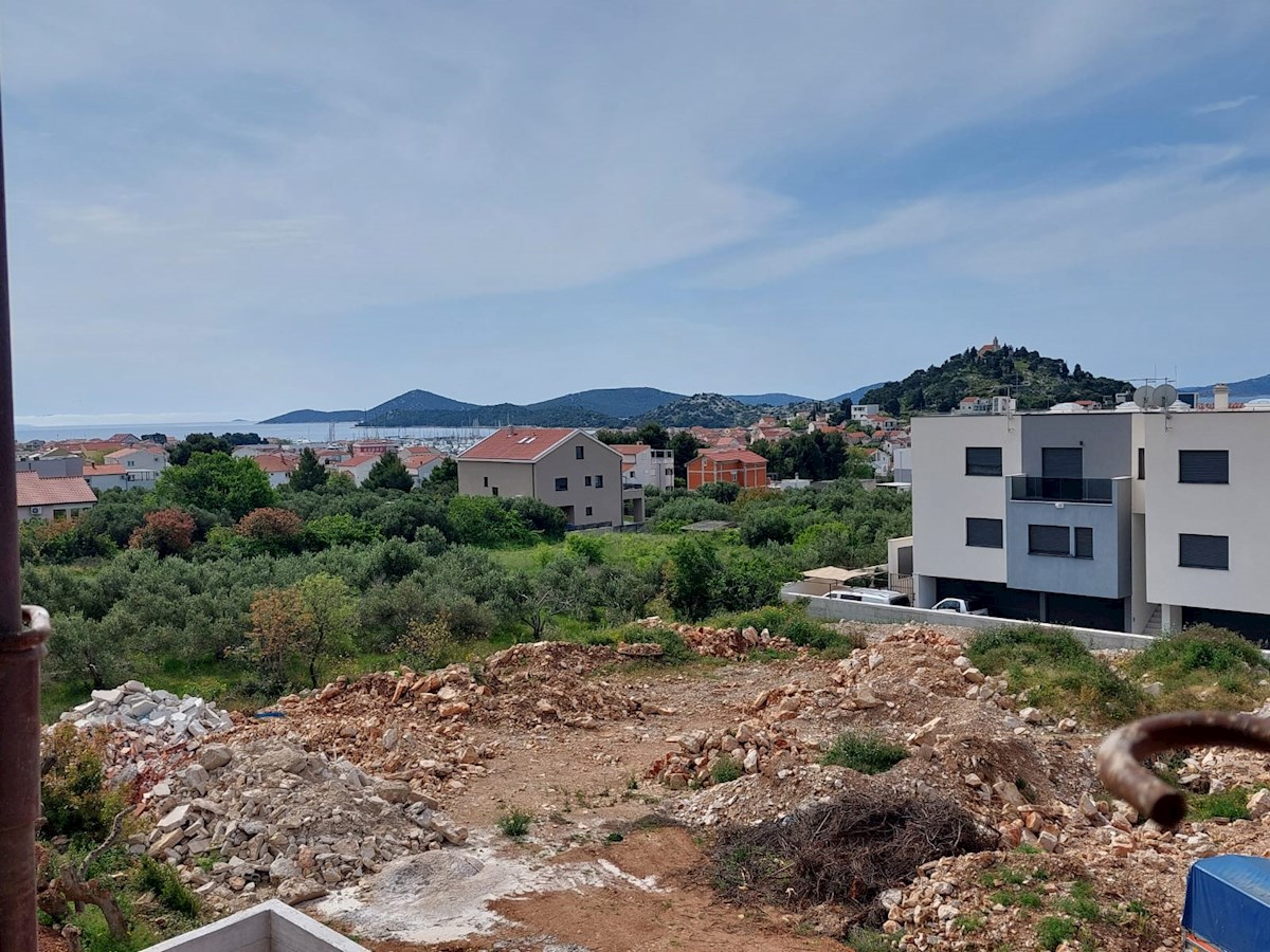 Tribunj, novo stanovanje z oljčnim nasadom