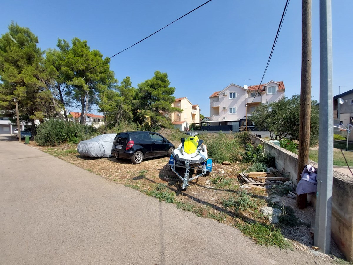 Vodice, gradbeno zemljišče v bližini plaže