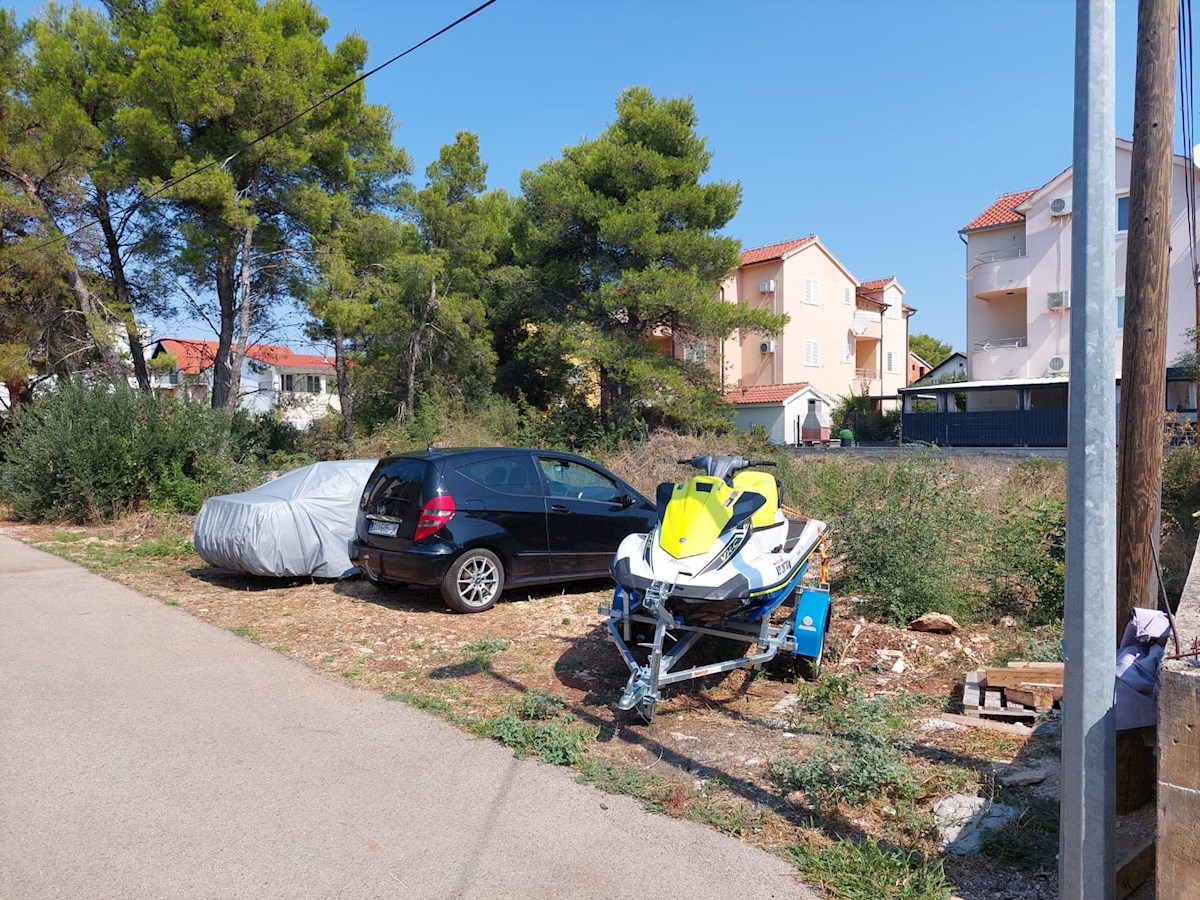 Vodice, gradbeno zemljišče v bližini plaže