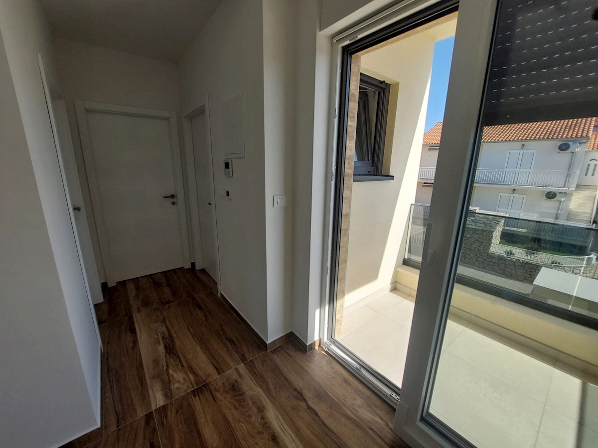Vodice, čudovita novogradnja z bazenom