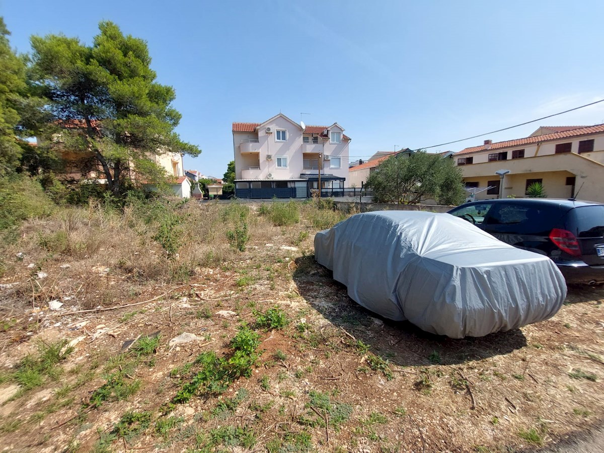 Vodice, gradbeno zemljišče v bližini plaže