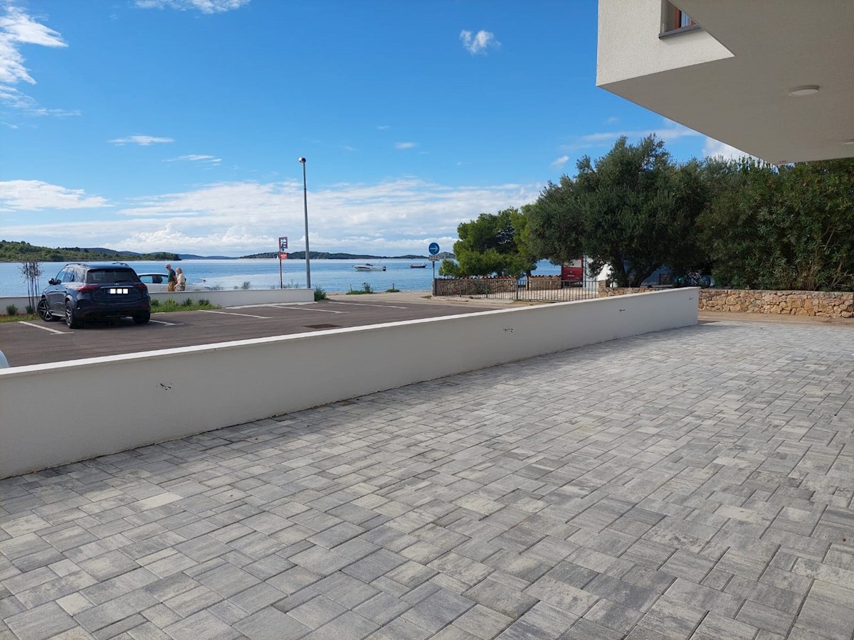 Srima, apartma v pritličju, prva vrsta do plaže